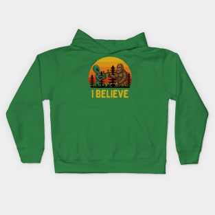 I Believe: Funny Conspiracy Theory Lovers - Bigfoot and Green Alien Sharing a Beer Kids Hoodie